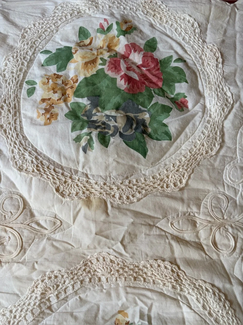 Vintage Cottagecore Floral Quilt Bedspread - Rose Medallions with Scalloped Edge